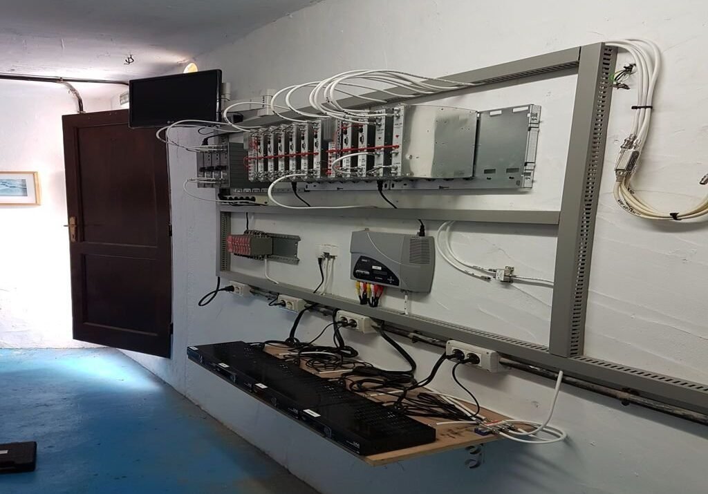 Villas Kamezi — Instalación de cabecera TDT y satélite